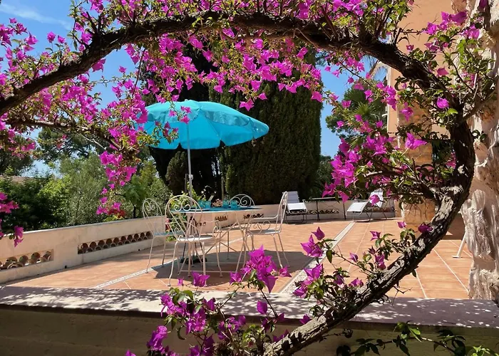 Rez-de-chaussee Dans Grand Jardin Provencal, A La Tatiana * Antibes